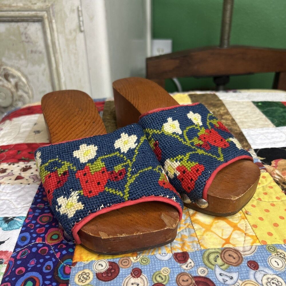 1970s Vtg Wooden Clog Size 7 w/ Strawberries Cottage Country Boho Artsy - Picture 6 of 16
